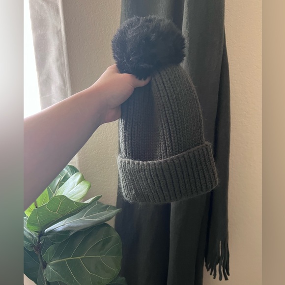 Steve Madden Scarf and Beanie Set - Picture 2 of 7